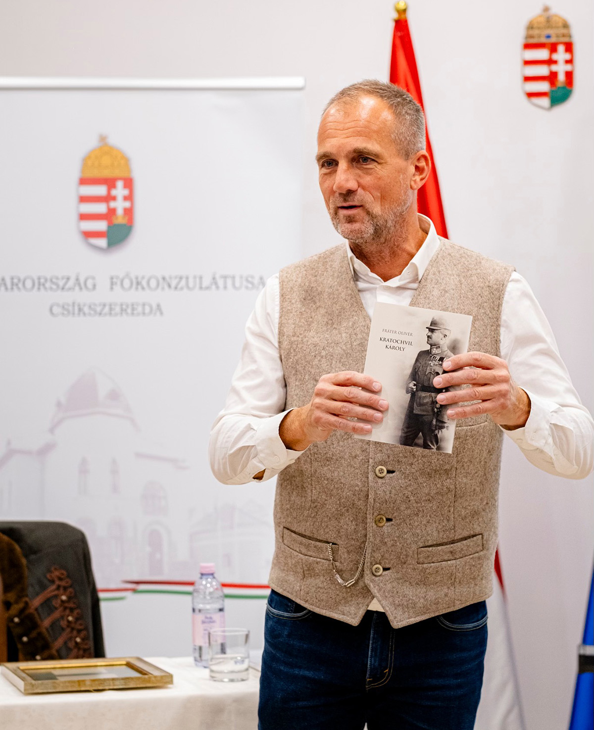 Kratochvil Károly, a zubbony mögötti ember